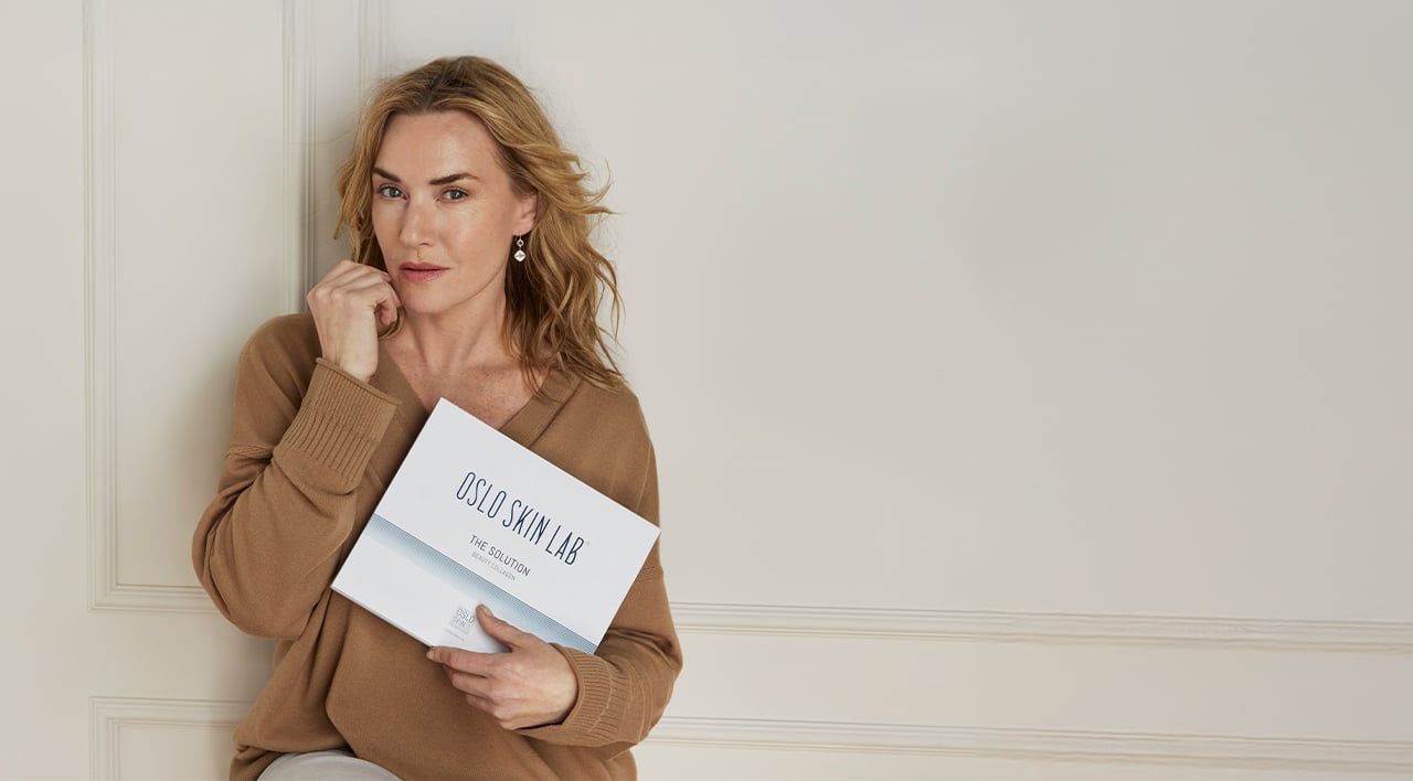 Kate Winslet regge una scatola di The Solution Beauty Collagen