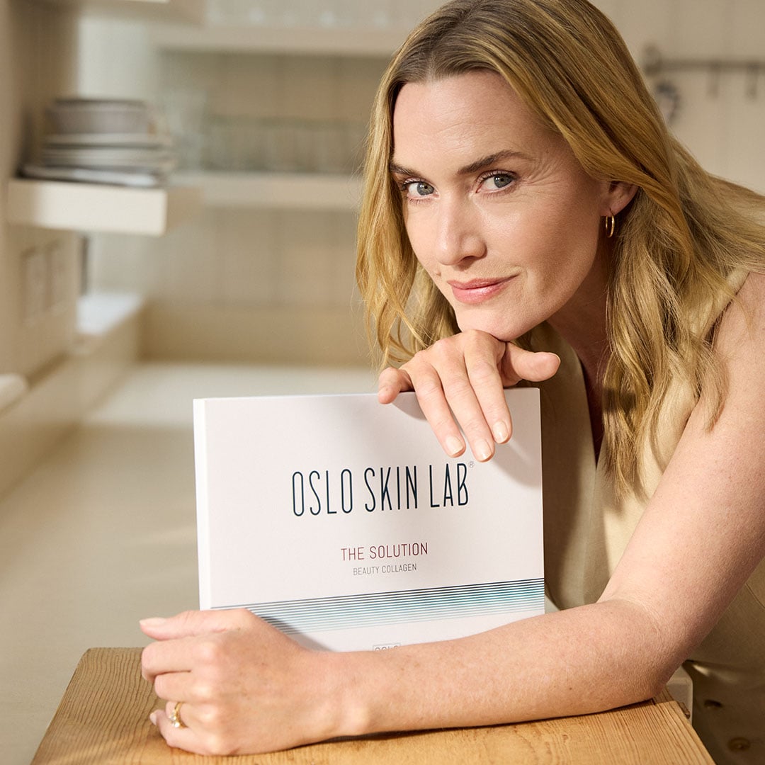 Kate Winslet con in mano una scatola di The Solution Beauty Collagen