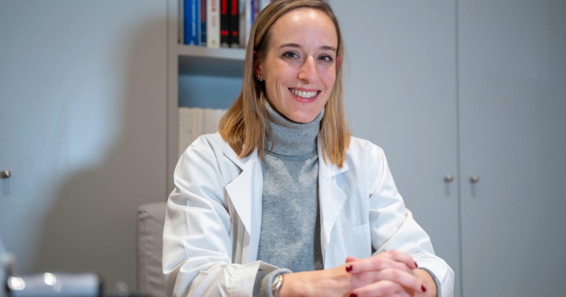 Chiara Bonatti seduta con camice bianco