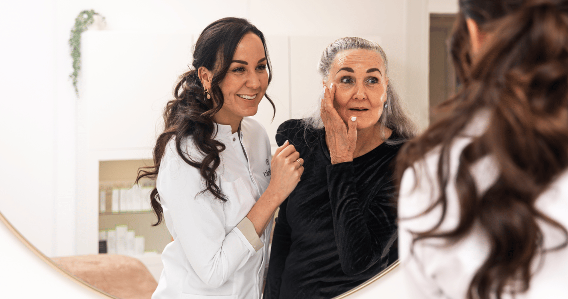 La skin therapist Zena Baroud osserva la pelle di una donna