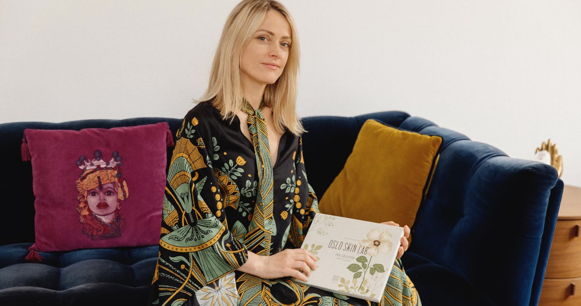 Antonìa Stefanaki seduta sul divano tiene in mano The Solution