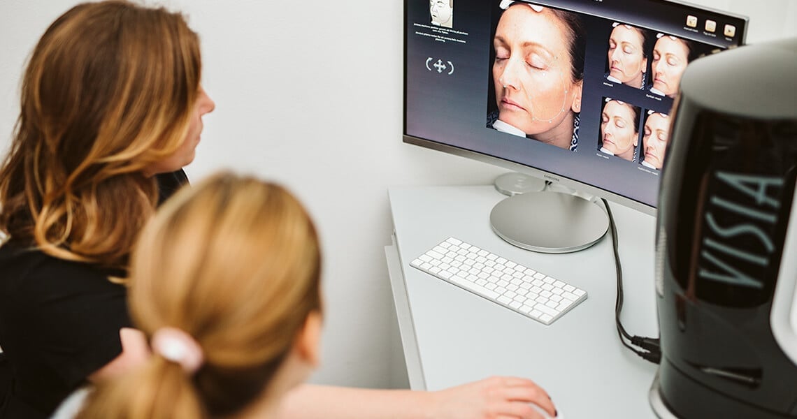 Due donne consultano le scansioni effettuate sulla pelle di una donna