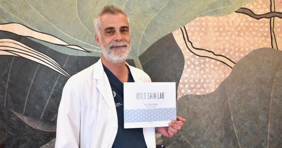 dottor andrea palange con scatola di the solution in mano