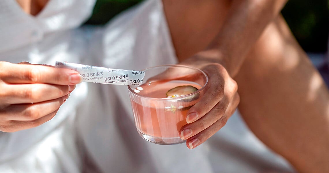 Bustina The Solution versata in un bicchiere