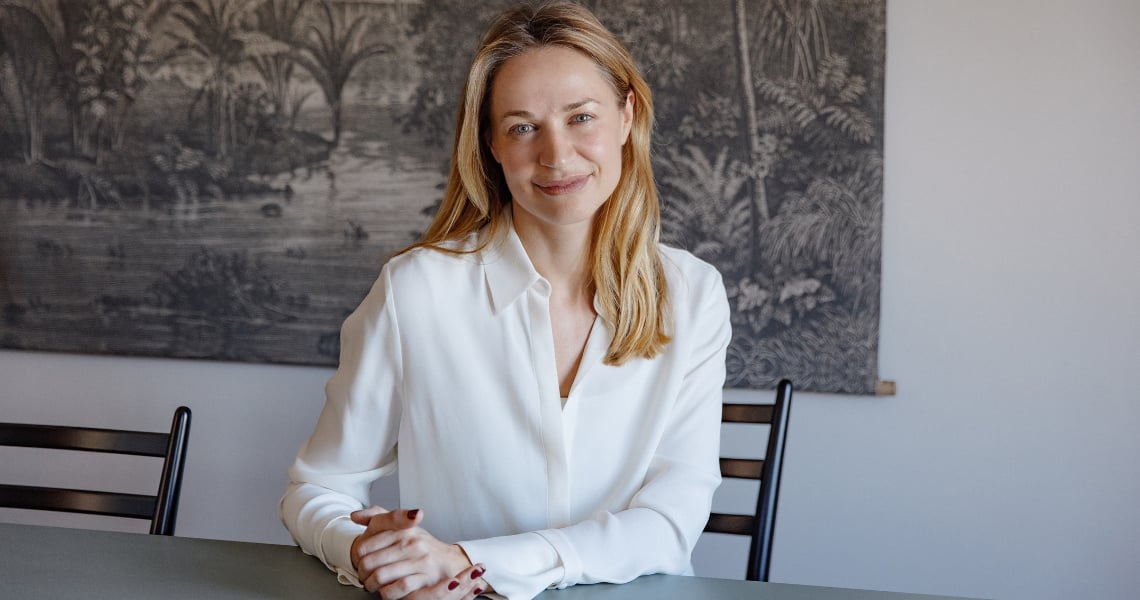 Dottoressa Maria Gavrilova mezzo busto seduta