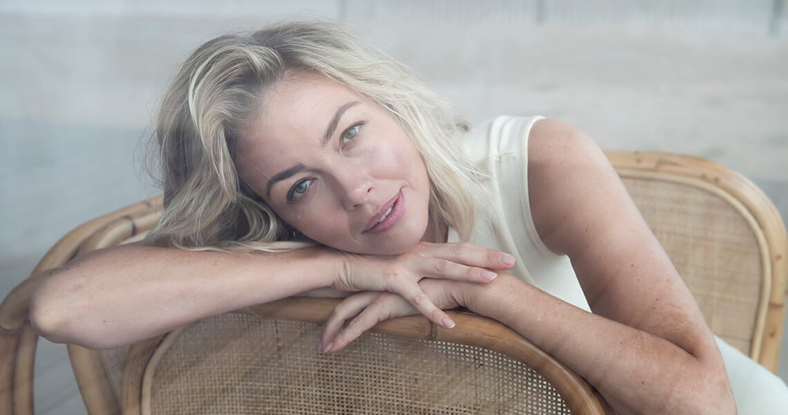 Donna su un divano che guarda in camera