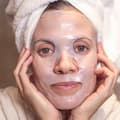 Donna che indossa maschera
