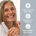 Donna sorridente con bustina e bollino riduzione rughe, pelle più tonica, riduzione cellulite