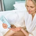 Donna si applica la body cream