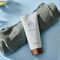 Body Cream appoggiata su un asciugamano