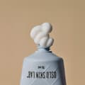 Crema che esce dalla confezione della eye cream