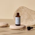 Flacone day serum su sasso