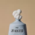 Crema che esce dalla confezione della eye cream