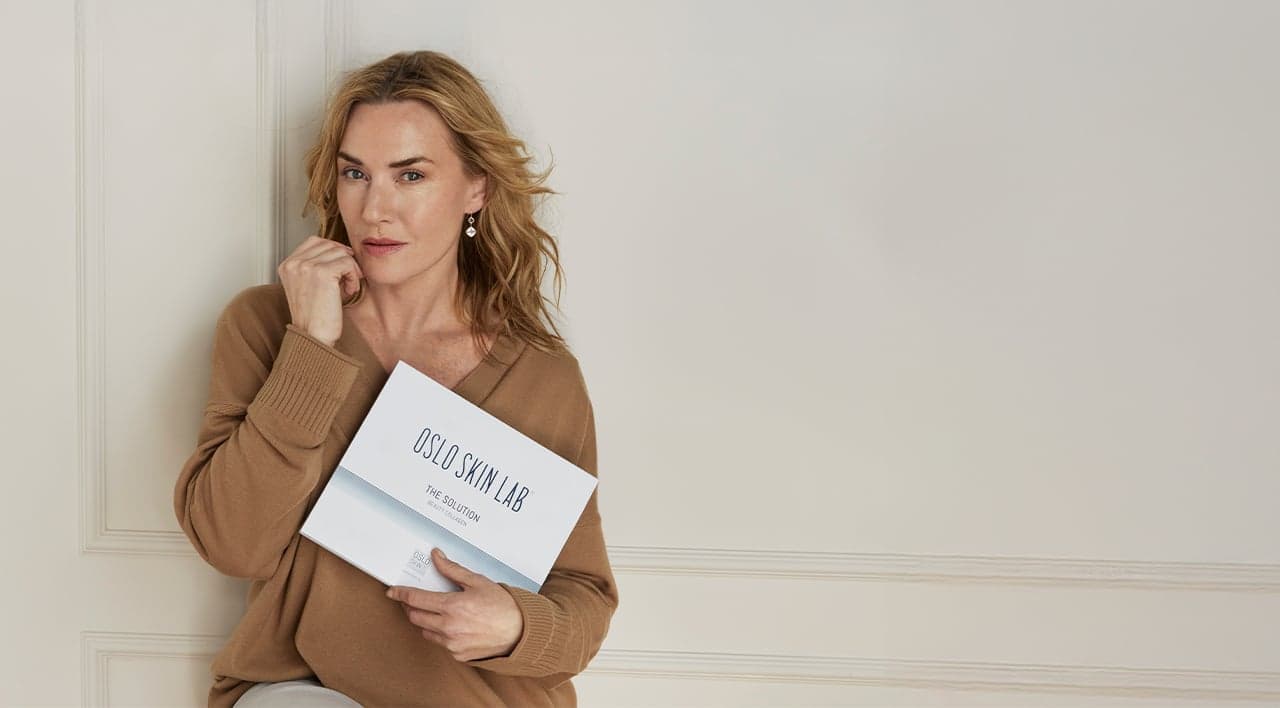 Kate Winslet regge una scatola di The Solution Beauty Collagen