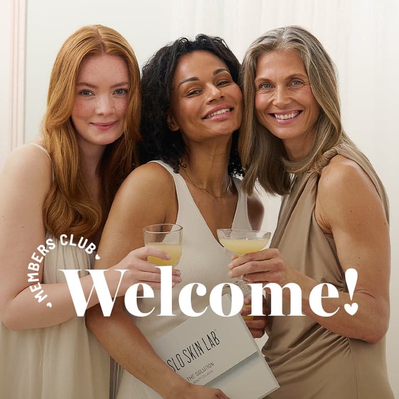 tre donne abbracciate e scritta welcome members club