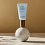 Tubetto eye cream appoggiato su una sfera