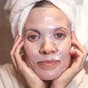 Donna che indossa maschera