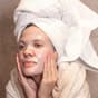 Donna che applica maschera Hydro Bomb