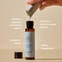 Foto flacone Night Serum di Oslo Skin Lab, con testo che ne descrive i benefici principali: supporta il microbioma cutaneo, rinforza la barriera cutanea, idratazione intensa e effetto rimpolpante