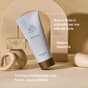 Foto flacone Body Cream di Oslo Skin Lab, crema corpo, con testo che ne descrive i benefici principali: nutre e idrata, migliora l'elasticità, tonifica e rimodella fianchi, cosce e addome