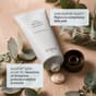 Foto flacone Body Cream di Oslo Skin Lab, crema corpo, con focus sugli ingredienti e i benefici: migliora la compattezza della pelle e idrata in profondità
