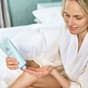 Donna si applica la body cream