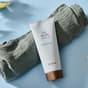 Body Cream appoggiata su un asciugamano