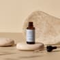 Flacone day serum su sasso