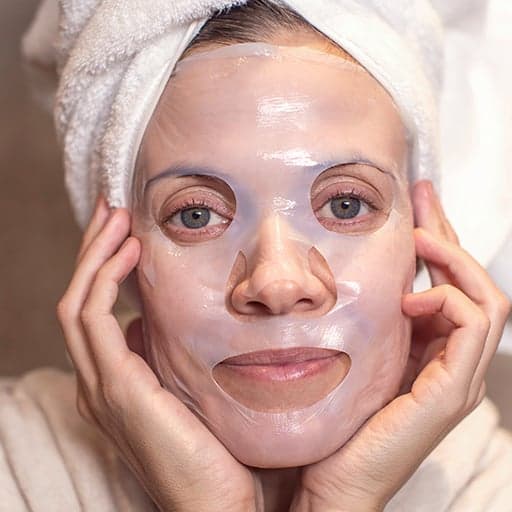 Donna che indossa maschera