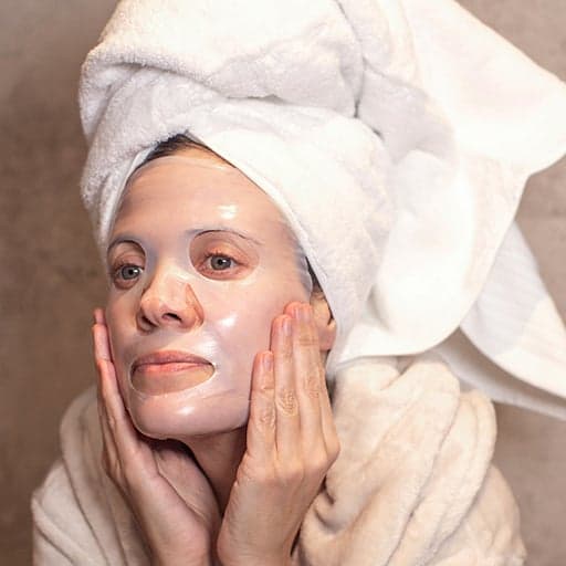 Donna che applica maschera Hydro Bomb