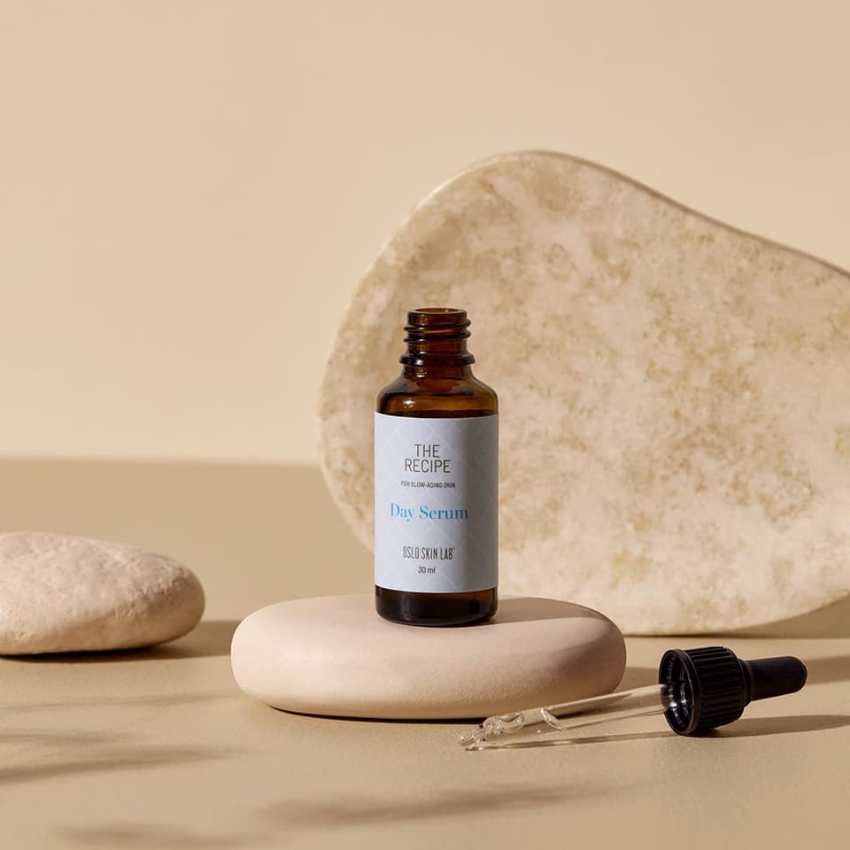 Flacone day serum su sasso