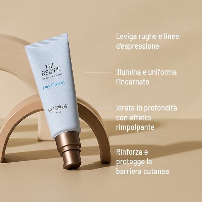 Foto flacone Day Cream di Oslo Skin Lab, crema viso anti-età, con testo che ne descrive i benefici principali: leviga rughe e linee d'espressione, illumina e uniforma l'incarnato, idrata in profondità con effetto rimpolpante, rinforza la barriera cutanea.  