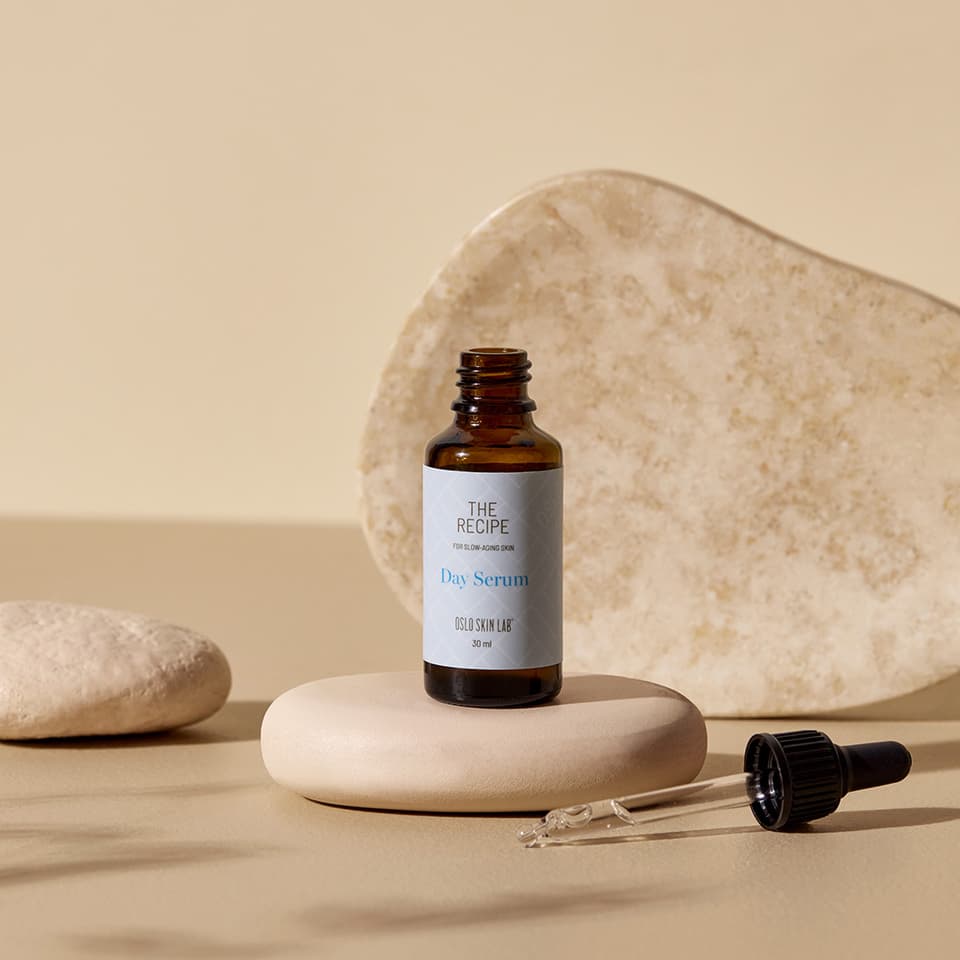 Flacone day serum su sasso