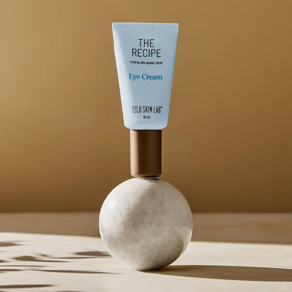 Tubetto eye cream appoggiato su una sfera